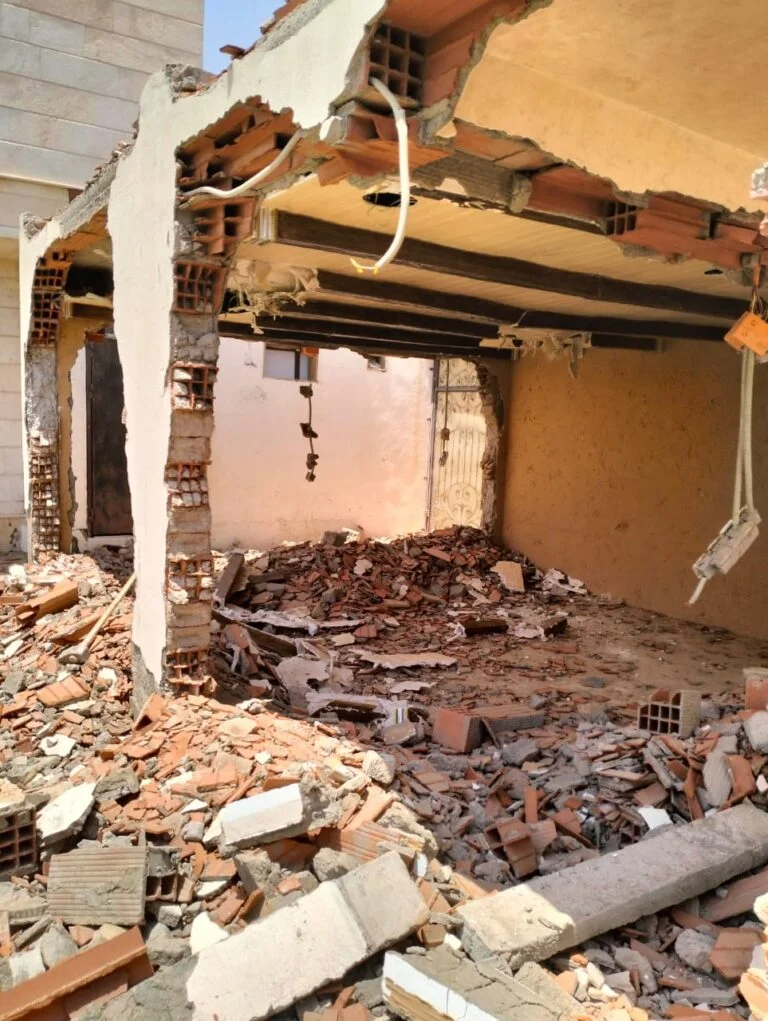 تكسير جدران بالرياض